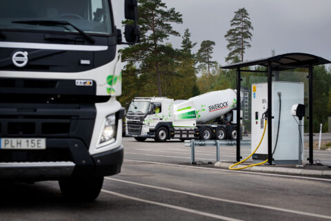Volvo Trucks gaat volledig elektrische FM en FMX testen bij klant in bouwsector