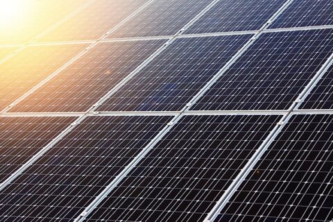 Zonnepanelen op voertuigen kunnen een waardevolle bron van hernieuwbare energie zijn