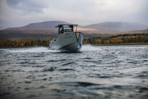 ‘Connected’ e-boot glijdt als een aal door het water