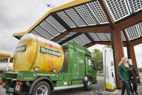 Heineken verduurzaamt: elektrische tankbiertruck brengt bier naar binnenstad
