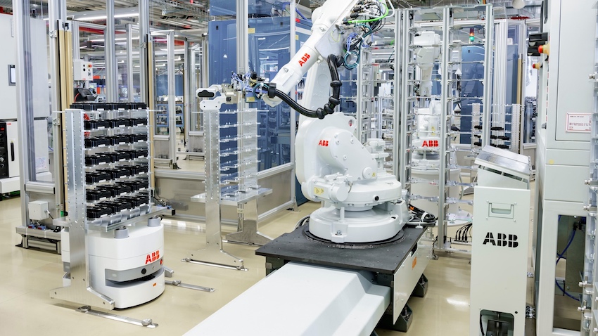 BlueBotics mini mobiele robots in een halfgeleiderfabriek van ABB in het Zwitserse Lenzburg (bron foto: ABB via IFR)