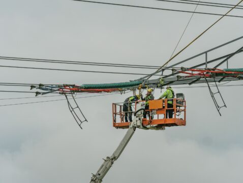 Robot vervangt hoogspanningslijnen boven snelweg A6