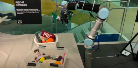 RFusion-robot kan gericht objecten lokaliseren en oppakken