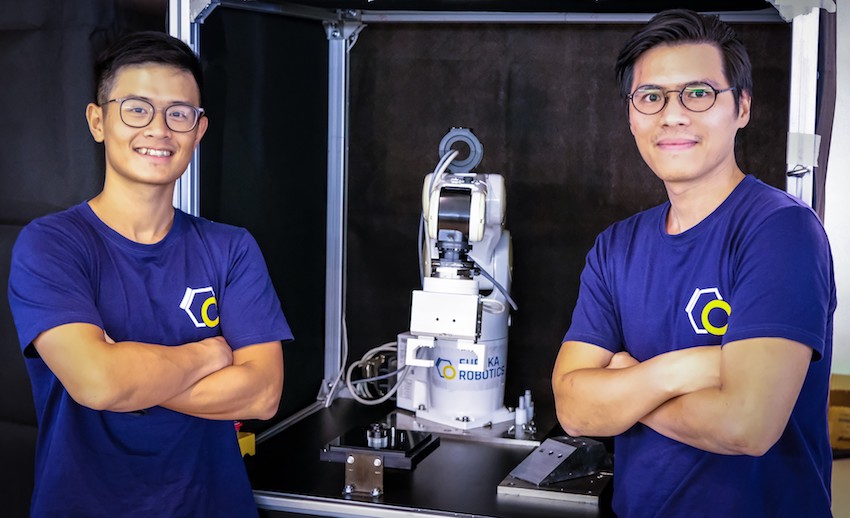 Associate professor van NTU Singapore en mede-oprichter van Eureka Robotics Pham Quang Cuong (rechts) en Dr Hung Pham (links), mede-oprichter van CTO van Eureka Robotics met een Denso Wave robot met Dynamis (bron foto: Eureka Robotics)