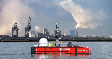Onbemand schip Fugro vaart in Rotterdamse haven