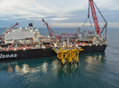 Hollandse Kust (zuid) Alpha topside geïnstalleerd op de Noordzee