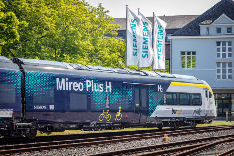 Siemens en Deutsch Bahn presenteren waterstoftrein