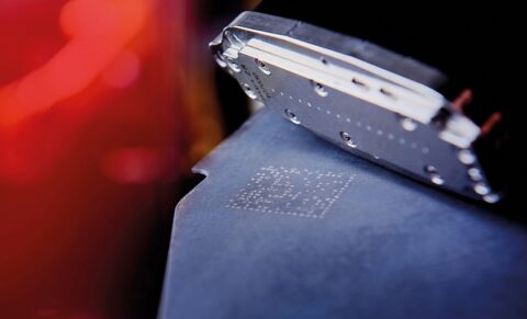 Hittebestendige keramische inkt voor gegevenscodes op metalen onderdelen