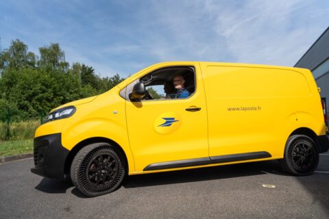 La Poste voorziet veertig bestelbussen van luchtloze banden