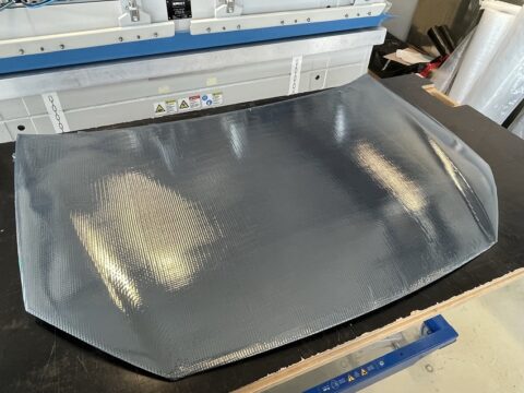 Zonnecellen geïntegreerd in motorkappen