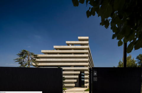 Opvallende betonnen omhulling zorgt voor verkoeling