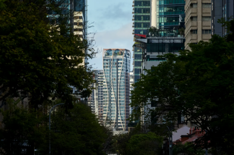 Kronkelende toren met houten gevel