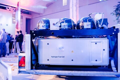 Eerste waterstofgenerator voor het snelladen van EV’s