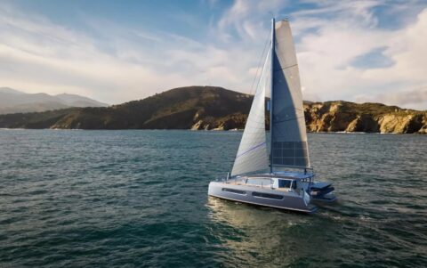 <strong>Oud ijzer vaart uit als 15 meter lange zonne-elektrische catamaran</strong>