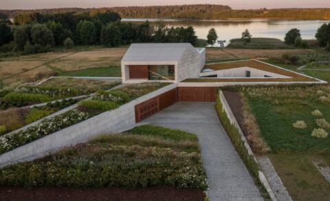 Opvallende boerderij combineert groene daken en charme