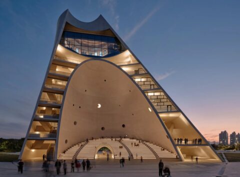 Buitengewone uitkijktoren fungeert als zonnewijzer