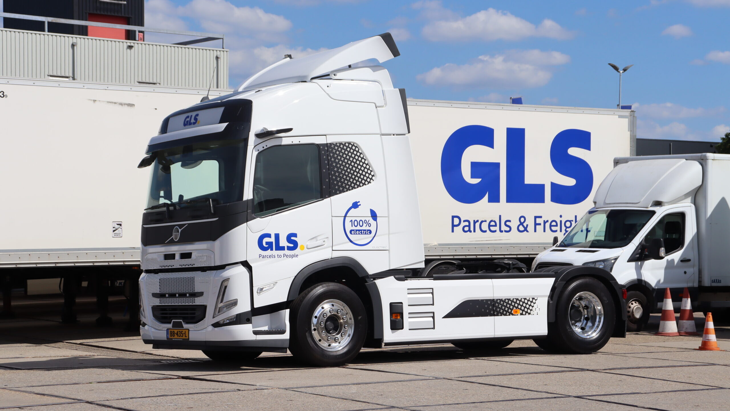 De Volvo FM Electric 4x2T van GLS Netherlands