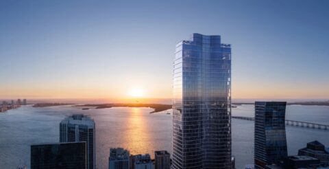 Gebeeldhouwde wolkenkrabber met fotovoltaïsche gevel