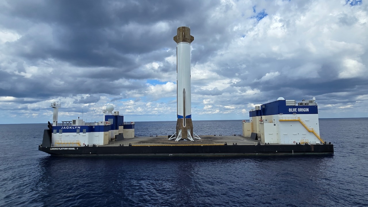 De eerste trap van New Glenn op landingsplatform Jacklyn (beeld: Blue Origin)