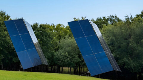 Toren van zonnepanelen verhoogt elektriciteitsproductie