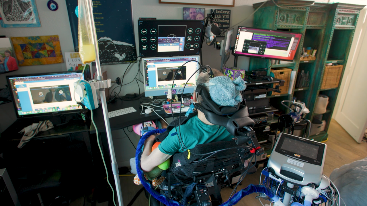 Casey Harrell achter een computer (beeld: Regents of the University of California, Davis)
