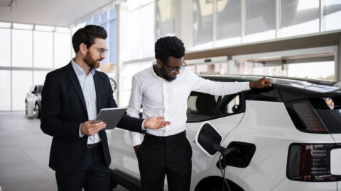 Ruim vier op de tien nieuwe personenauto\'s rijden elektrisch